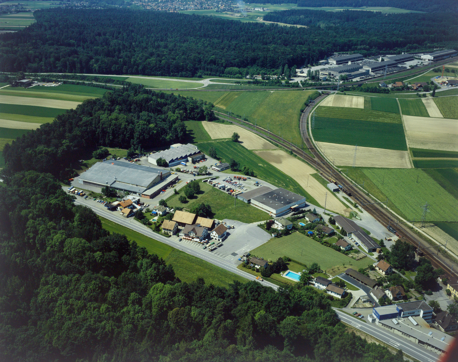 Hendschiken, Industrie
